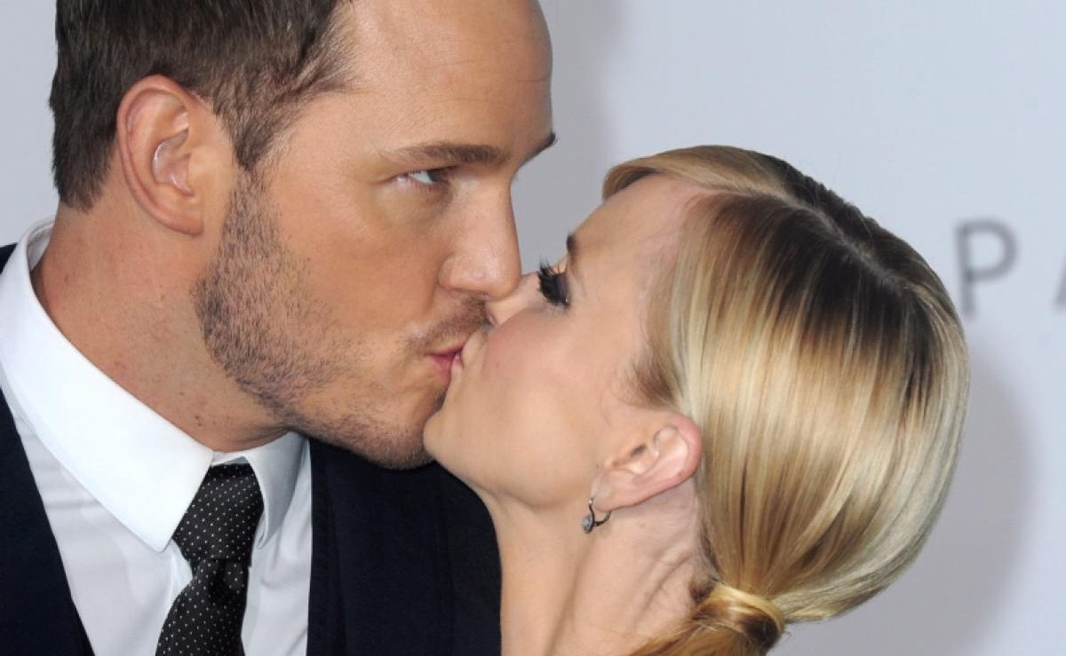 snydenydn's tweet photo. PHOTOS: These stars can't keep their hands off each other! https://t.co/9Ze6RF40Oc #PDAalert https://t.co/sswfW2qi1N