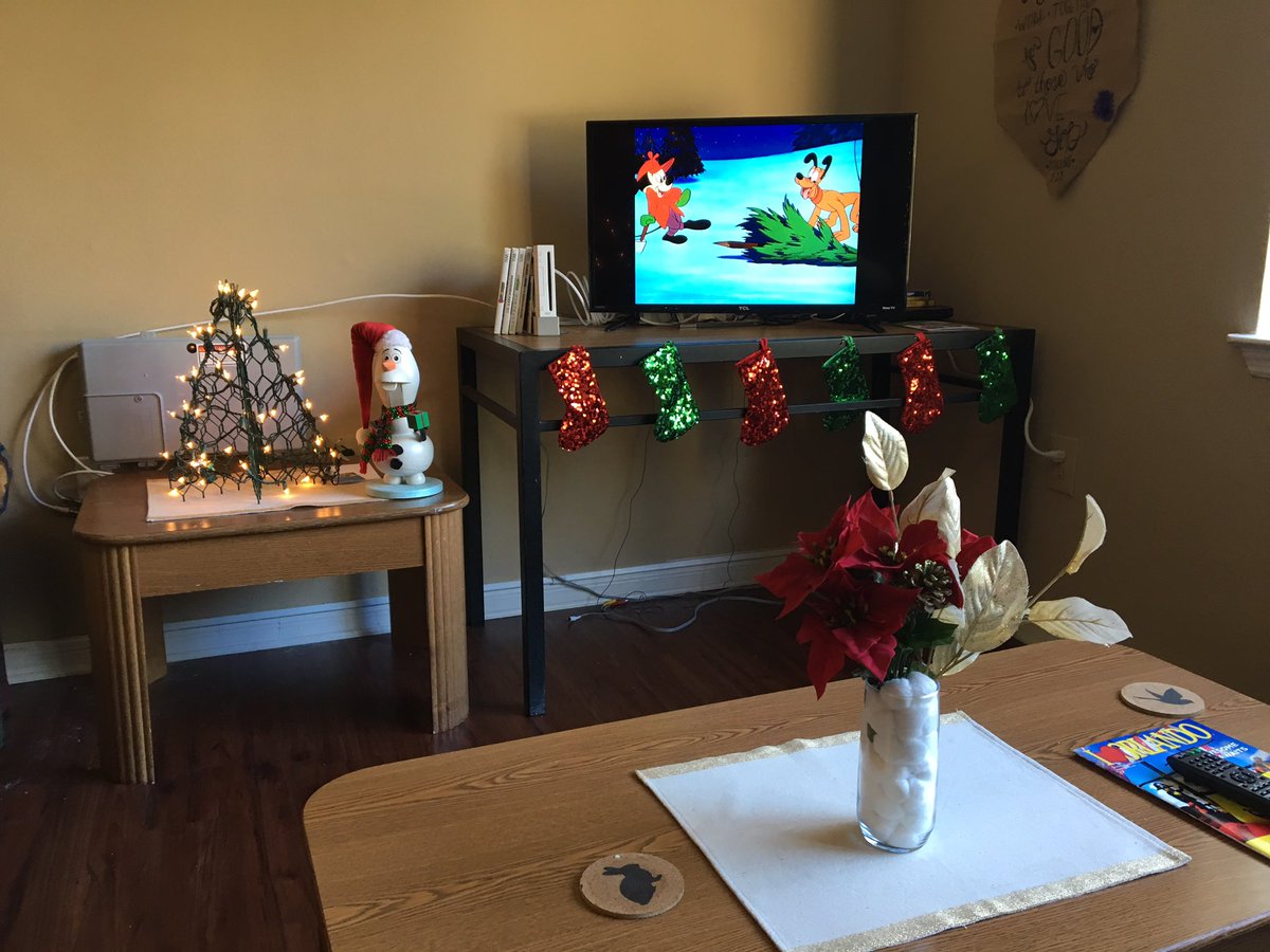 j_aikens32's tweet photo. Vista 3106 is ready for Christmas! @DisneyHousing #housingholiday16 #disneyprograms #dcpfall2016 #commandhooks https://t.co/bn2Ux12DFM