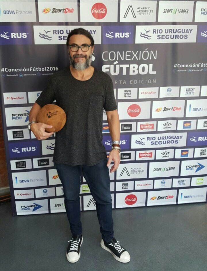 SeminarioCF's tweet photo. Pasó Carlos Naya por #ConexionFutbol2016 y disertó sobre el caso #Barcelona. #Marketing #Publicidad https://t.co/Ocii0y4f6T