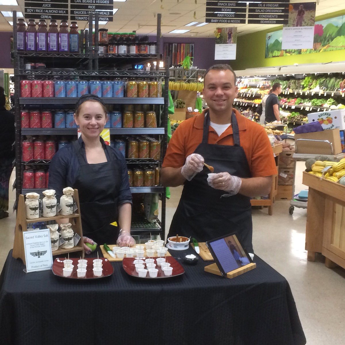 SacredVlySalt's tweet photo. Sacred Valley Salt on caramel/apple or caramel/chocolate-hard to go wrong! Thanks @UkiahNatural for hosting! #saltedcaramel #saltedchocolate https://t.co/KSCYUvkPX9