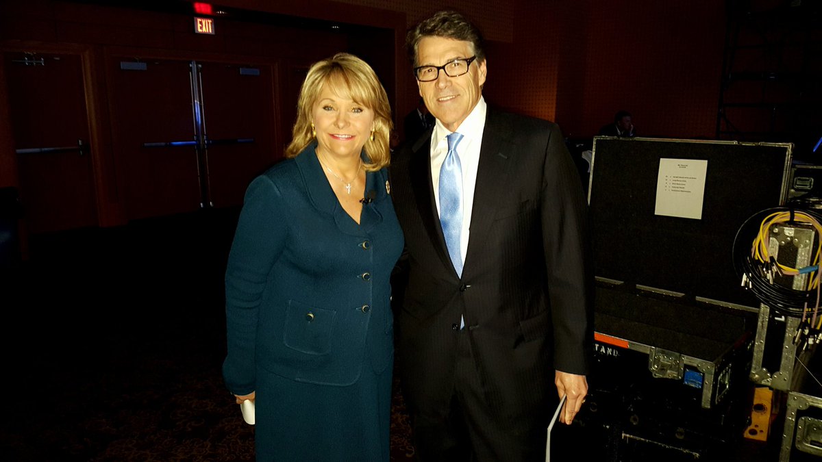 GovMaryFallin's tweet image. President-Elect @realDonaldTrump made an excellent choice in nominating my friend, @GovernorPerry, for Secretary of Energy!  Congrats!