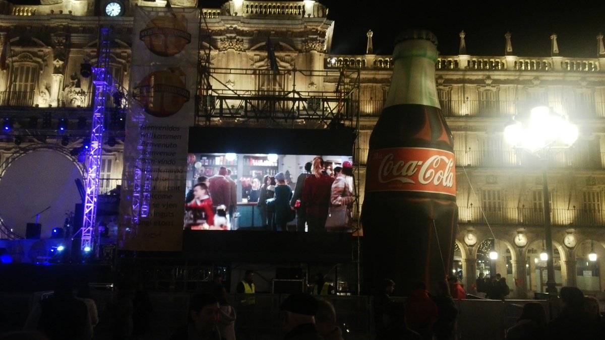 CocaColaEP_es's tweet photo. Presentes en la celebración de la #NocheviejaUniversitaria en #Salamanca #Nu16 https://t.co/JmDhuSNl1L
