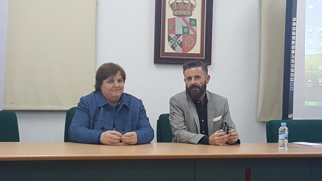 HFotografiaCLM's tweet photo. El director del encuentro, Rafael Villena, y la directora del #CECLM, Esther Almarcha concluyen la jornada #7fotografiaCLM https://t.co/m0XmnBtITh