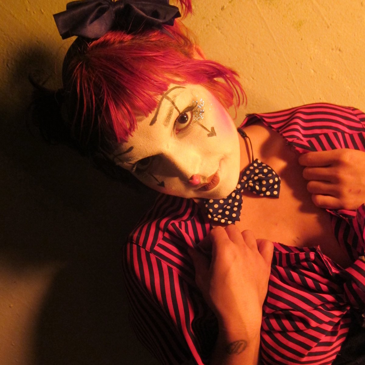 olive_it_'s tweet photo. Lit by fire. 
#clowngirl #performer #oliveittheeclowne #clown #circus #model #cute https://t.co/qsXUfSRImJ