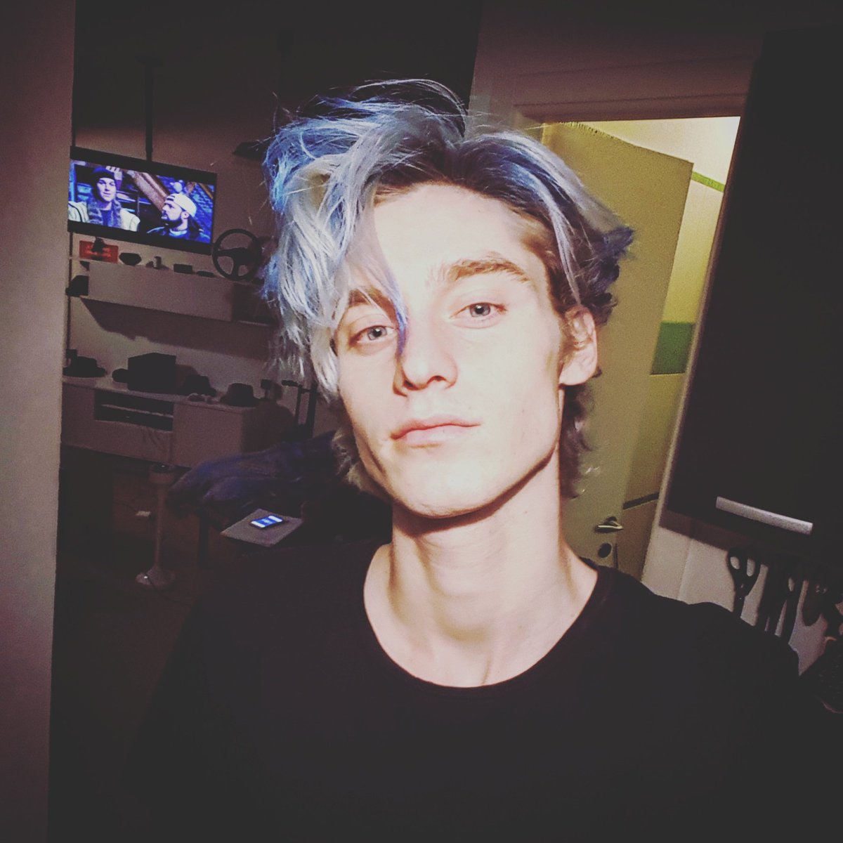 lucaChikovani's tweet photo. Mi sento molto @MurielXO 😂❤ anche se ho un mocio in testa ahahha https://t.co/4RMkZFAbfC