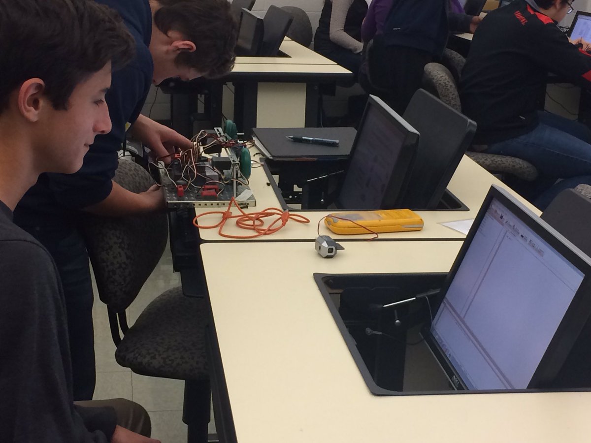 aartisangwan4's tweet image. Pre-engineering students programming their testbeds/robots. #programming #robotc