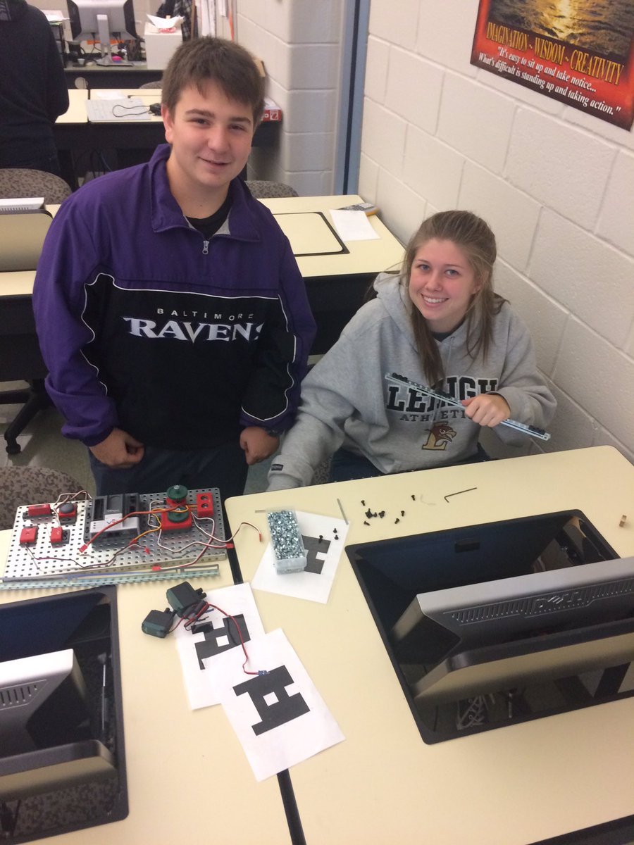 aartisangwan4's tweet image. Pre-engineering students programming their testbeds/robots. #programming #robotc