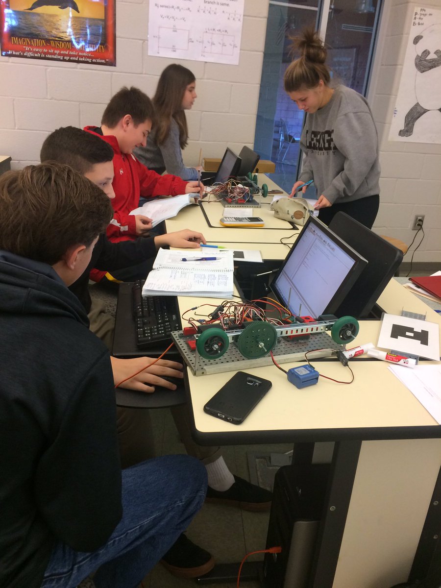 aartisangwan4's tweet image. Pre-engineering students programming their testbeds/robots. #programming #robotc