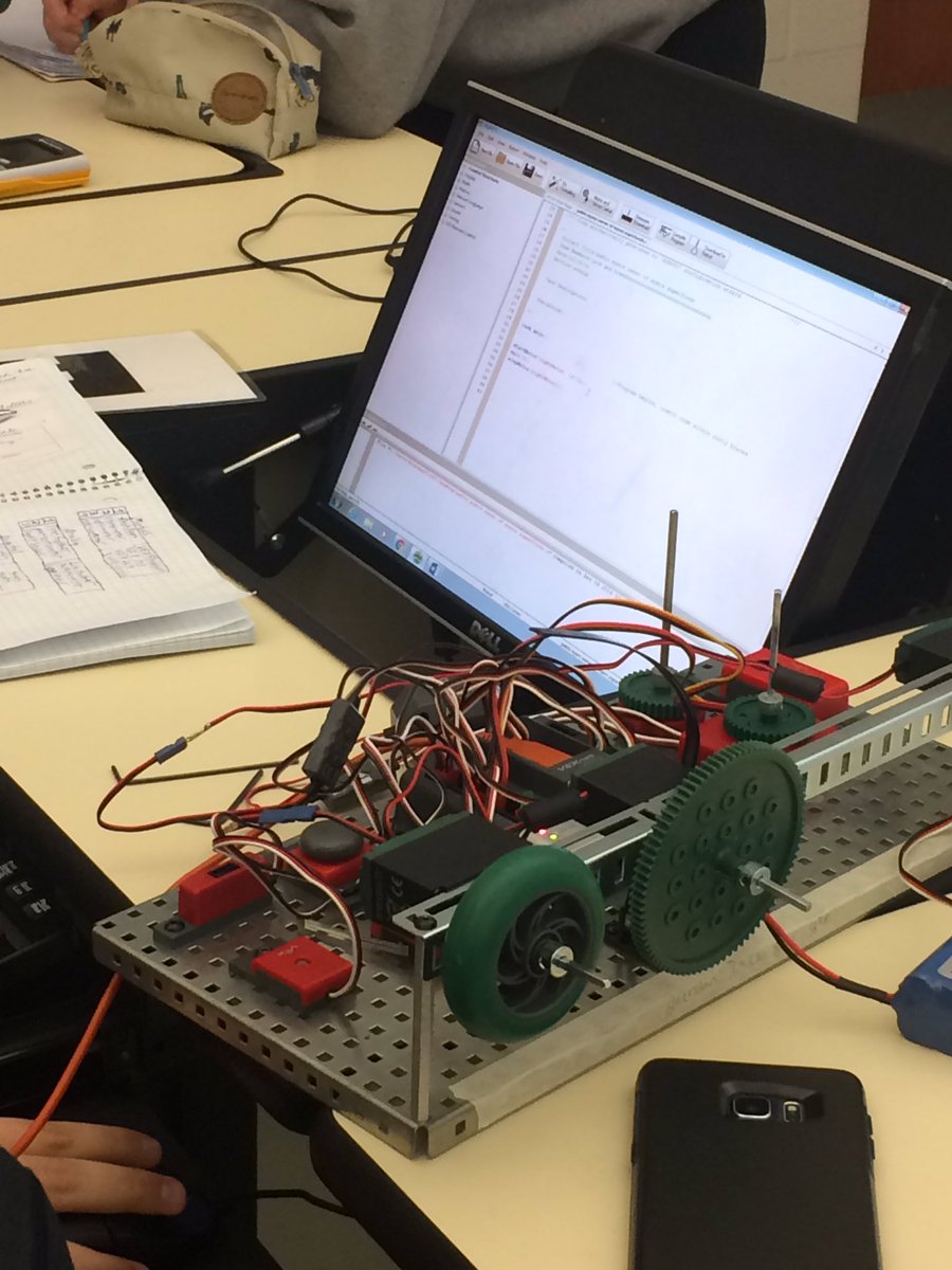 aartisangwan4's tweet image. Pre-engineering students programming their testbeds/robots. #programming #robotc