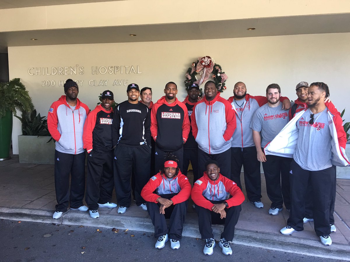 RaginCajunsFB's tweet photo. After practice, some of the Ragin' Cajuns players visited the Children's Hospital to hangout with the kids. #BowlWeek #GEAUXCajuns https://t.co/S00moI6kmU