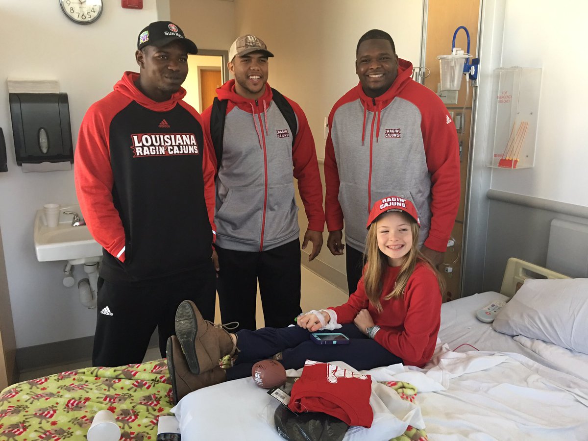 RaginCajunsFB's tweet photo. After practice, some of the Ragin' Cajuns players visited the Children's Hospital to hangout with the kids. #BowlWeek #GEAUXCajuns https://t.co/S00moI6kmU