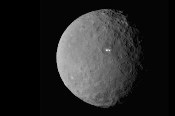 TheAtlantic's tweet image. The icy secrets of Ceres, the overgrown asteroid-turned-dwarf planet theatln.tc/2gPRRy0