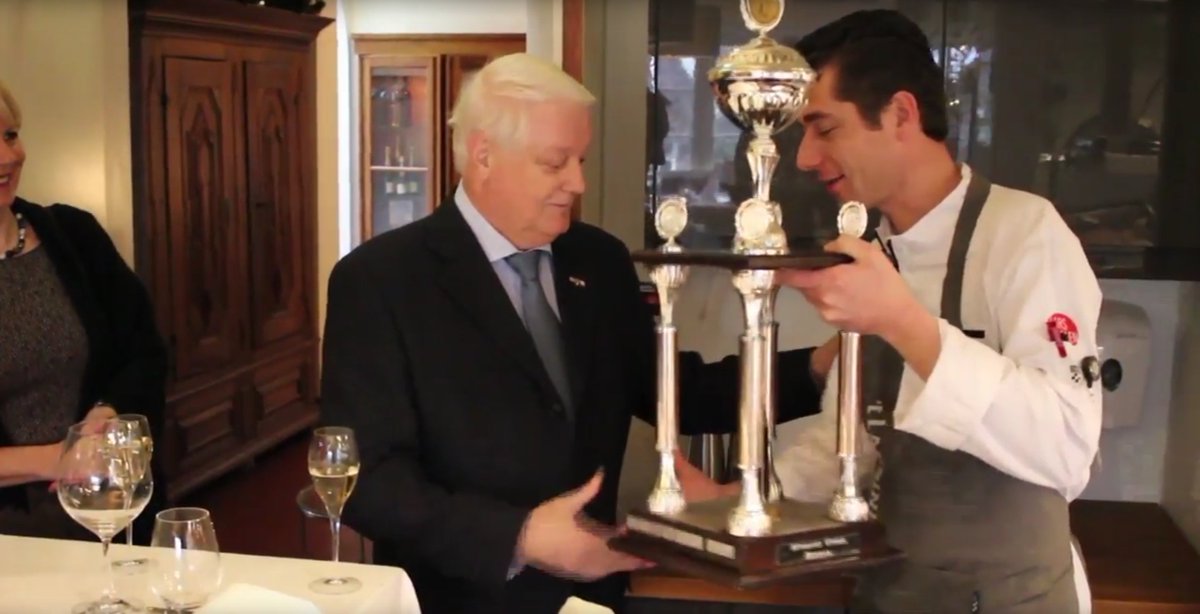 [video] Wynand Vogel Bokaal 2016 voor <a href="/LarsvanGalen/">Lars van Galen</a> van <a href="/Hotellansink/">'t Lansink</a> -> chefsfriends.nl/wynand-vogel-b… #chefsfriends