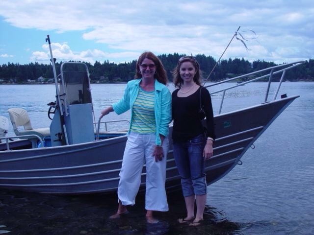 IslaDean's tweet photo. Just came across this pic from a fab day spent with the incomparable @susanwiggs on Bainbridge Island. #boatingtolunch #funwriters https://t.co/2geOaCSB6S