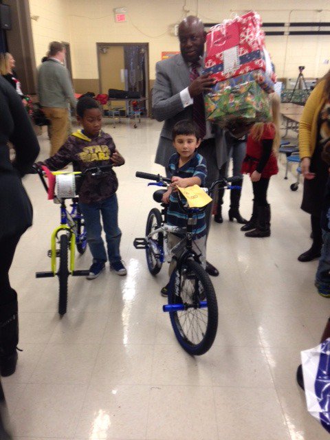 ArmyContracting's tweet photo. Making 1st graders @Hsvk12 happy this Christmas - giving out gifts at Morris Elementary for Angel Tree Program. #HappyHolidays ! https://t.co/0yo9GJq3Qu