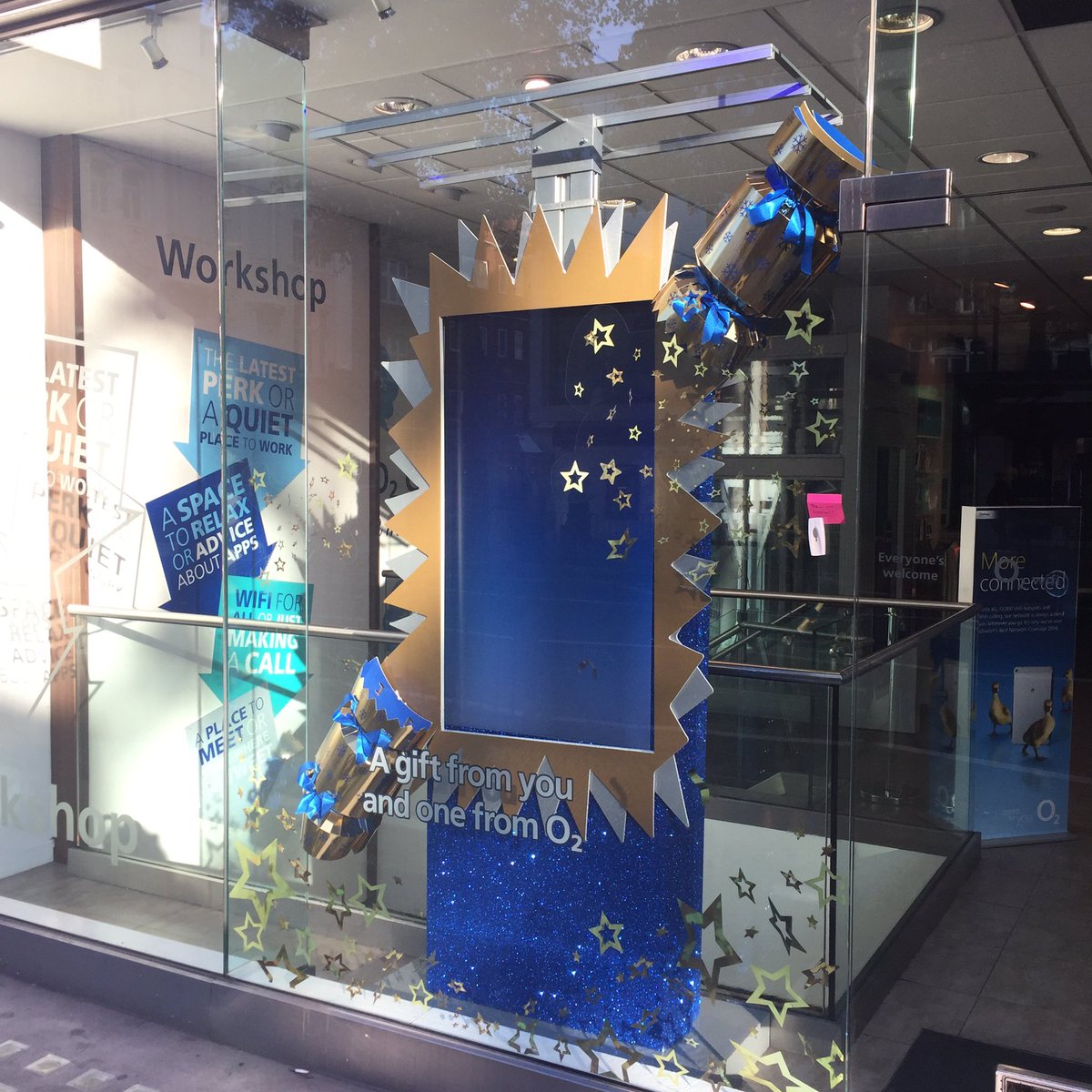 TagPOS's tweet photo. Bang!!Simple but effective #Christmas #retail #window production for o2 by @williamsleatag https://t.co/xRF6kPSqVT