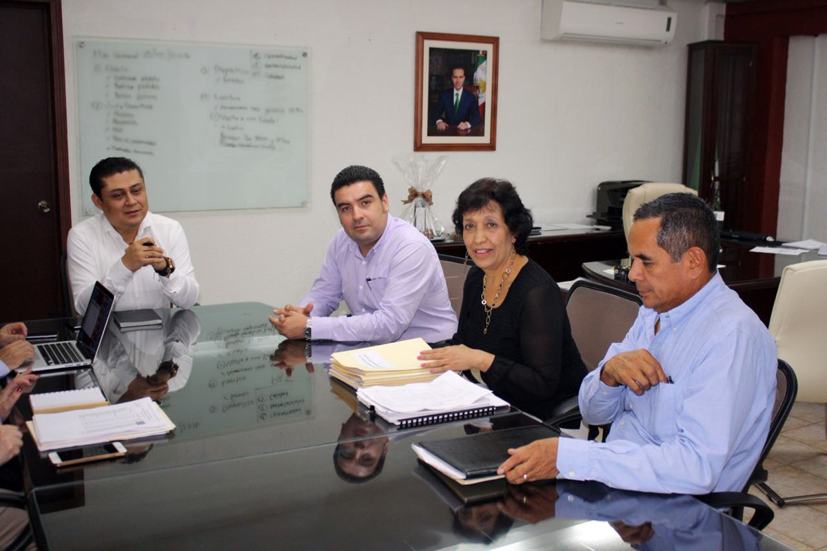 Dir Gral del ISSTECH se reúne con directores del Vida Mejor y Tapachula para recuperar paulatinamente abasto de medicamentos #MVC @VelascoM_