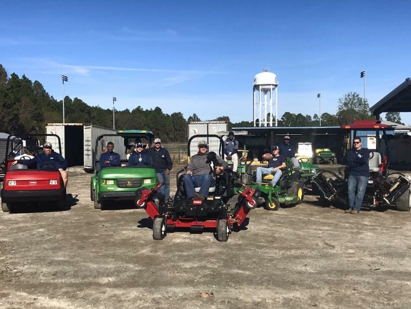 GSathops's tweet photo. Merry Christmas and a Happy New Year from the Georgia Southern Groundscrew! #gata #HappyHolidays #HailSouthern #missingRoger #legend #athops https://t.co/pVkqnxqwLs