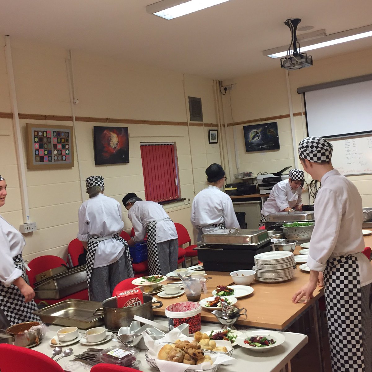Carol_PCP's tweet image. Lovely day, first helping out with Health Buddy Xmas lunch...@PioneeringCare @cornforthhouse @bishopcollege....