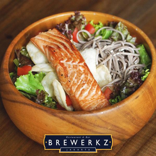 SOBA NOODLE WITH SALMON is a healthy mix of Greens, Soba Noodle, Tomatoes, and Grilled Salmon tossed in an Asian dressing. #BrewerkzJkt