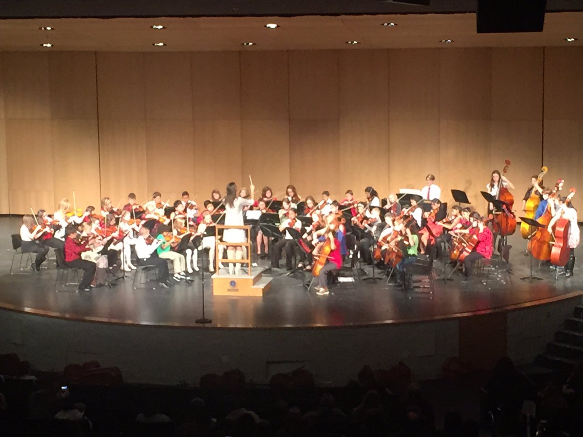 jobrown514's tweet photo. Beginning orchestra did a fabulous job tonight. Lillian even loved singing along to jingle bells. #washingtonsps5 🎄🎅⛄️ https://t.co/wJ9jal17SF