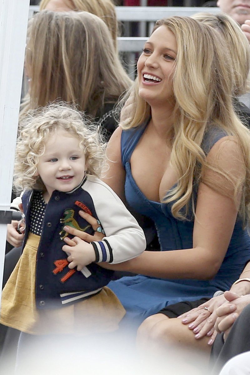 MarineIrwinx's tweet photo. Blake Lively et Ryan Reynolds c'est grave goal comme famille !!!!! https://t.co/jaDzWM6TlY