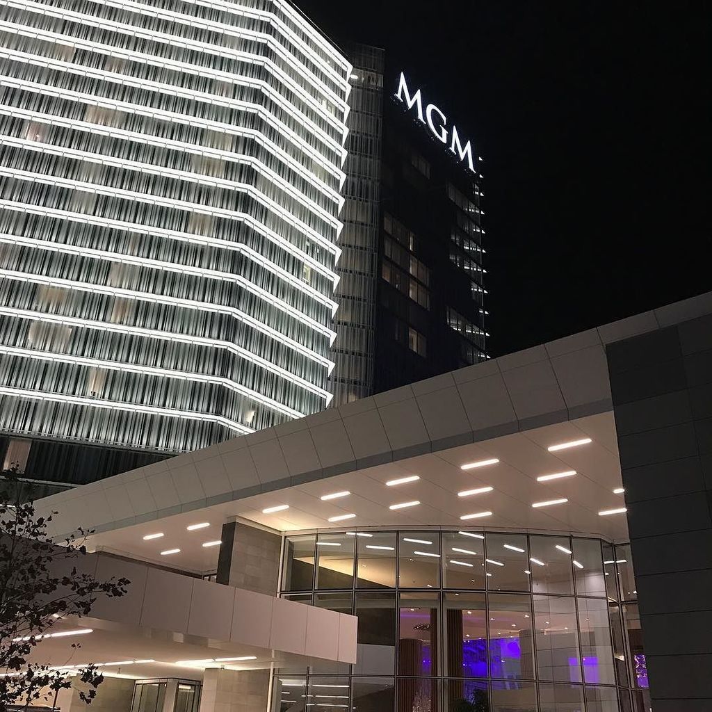 Gunaxin's tweet photo. We've arrived at @mgmnationalharbor for opening night of The Theater with #boyz2men #boyzi… https://t.co/4CTq18EwaG https://t.co/fptSatvPLz