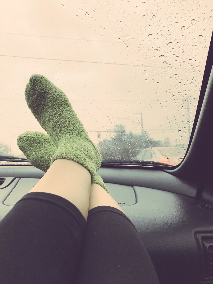 Sir_Dongsaeng's tweet image. Warm fuzzy socks for a rainy day
#aesthetic #ashell
