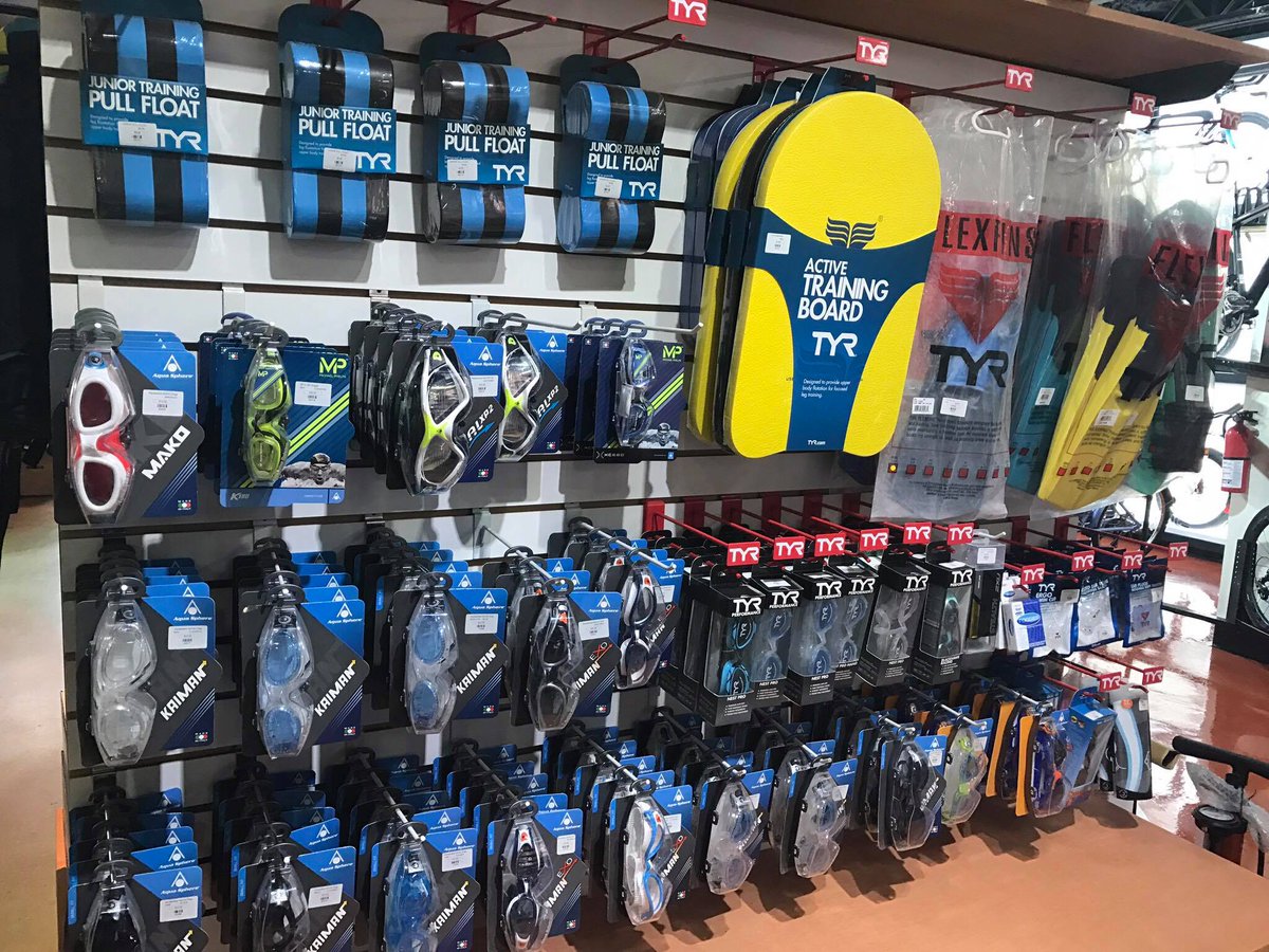 TriBikeRun's tweet image. What goggles do you prefer when swimming? #swimming #goggles #debate