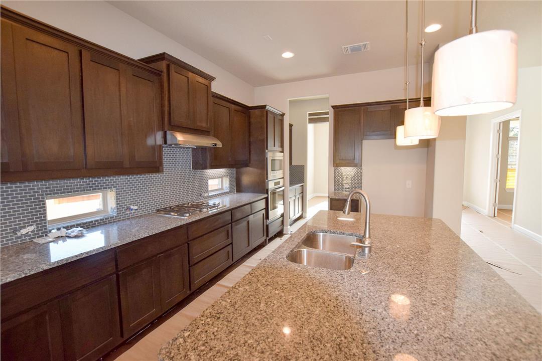 ArrowheadRofTX's tweet image. Our homes feature large kitchens perfect for family or entertaining guests, especially during the holiday season. #DrippingSprings #Kitchen