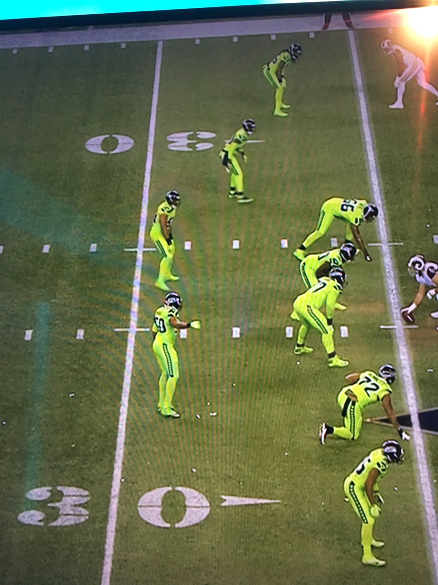 elnarrador's tweet photo. El uniforme de Seattle hoy es como paleta de Kiwi https://t.co/BgbvvutG3h