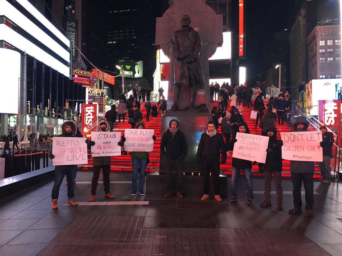 SamilBasayev_'s tweet photo. Times Square'de -14 derece olmasına rağmen eyleme devam eden gençler. #NYC #NewYork #Aleppo https://t.co/0zcY8Tb3CW