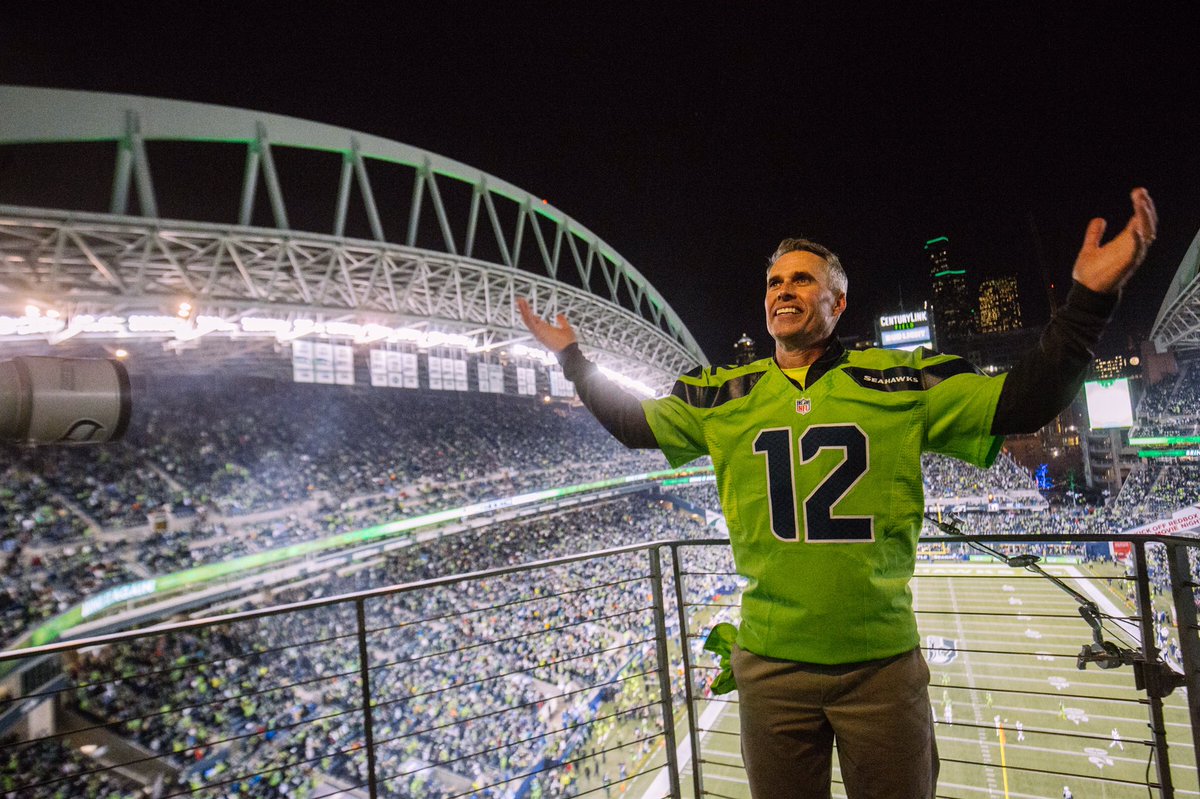 realjoshlewis's tweet photo. .@UW_Football' @CoachPeteUW raises the 12th Flag at tonight's @Seahawks game. #lavssea #komonews https://t.co/0kCLZeQtNc #godawks #gohawks https://t.co/uoO1VBazLp