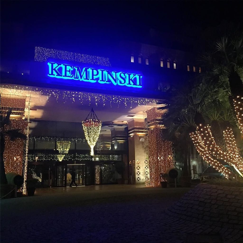 ifindmarbella's tweet photo. Kempinsky has gone to town with their Christmas lights https://t.co/CdSDyYh9st #itsbeginn… https://t.co/ejLyP4EkNh https://t.co/xUGUwKcip8