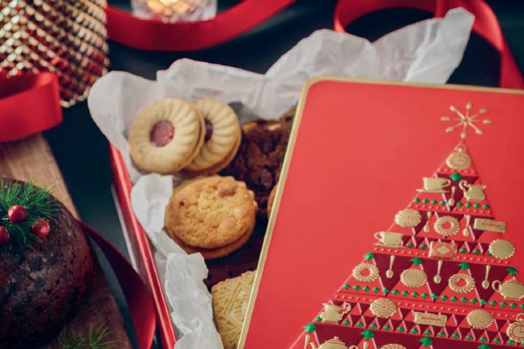 These chic #Christmas hampers from <a href="/marksandspencer/">M&S</a> make the perfect gifts: buff.ly/2hUlKuD 
#marksandspencer