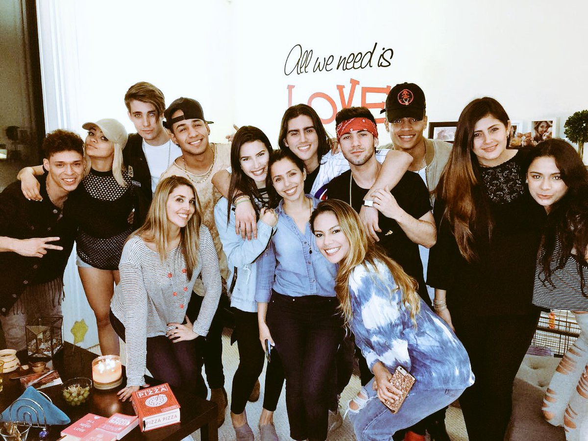 danellyelly_'s tweet photo. Familia ! @arioarmanie @abdielsmusic  @lumnayofficial @zhamirazambrano @Itsfelixgabriel @KevinYadiel21 @CHRISVANNY_  @megumibowles https://t.co/BWf2nXrkcs
