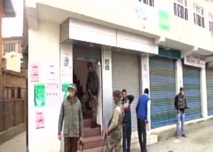 J&K में आतंकियों ने लूटे लाखों रु, फायरिंग कर हुए फरार, देखिये वीडियो... bit.ly/2gO4LfN

#JammuKashmir #Pulwama #BankLooted #Bank