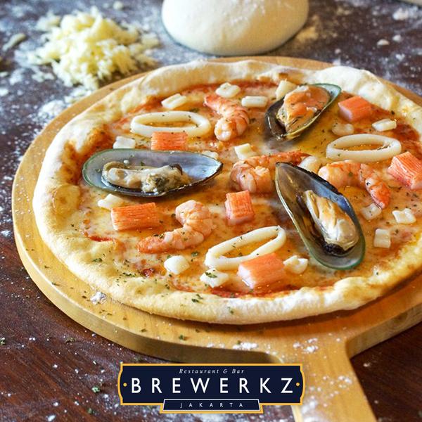 We are eager to treat you and your friend to a unique experience with our special authentic Seafood pizza. #BrewerkzJkt