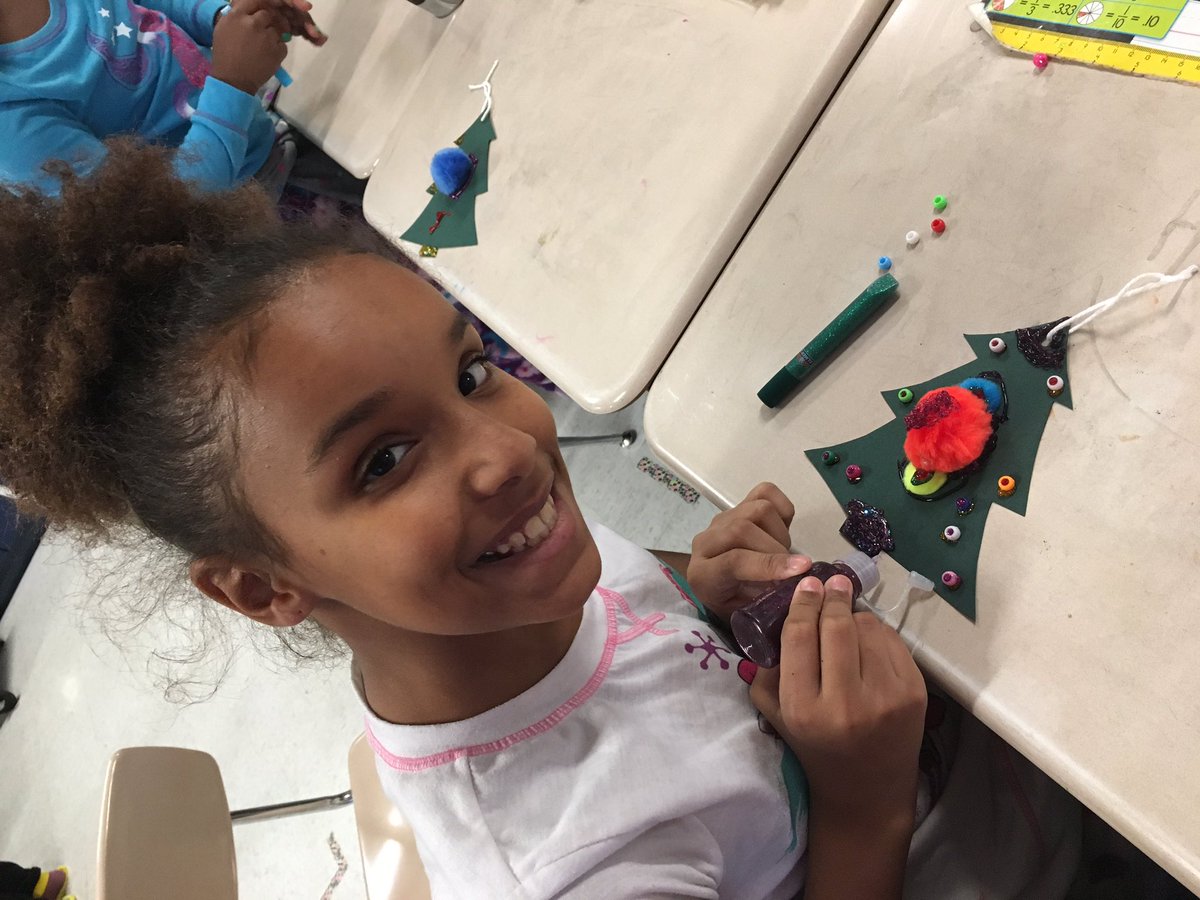 thejiffburnell's tweet photo. Everyday we have fun, but some days we have a LOT of fun! #artinclass #christmascraft @fallhamiltoneos https://t.co/lMwoigS9hM