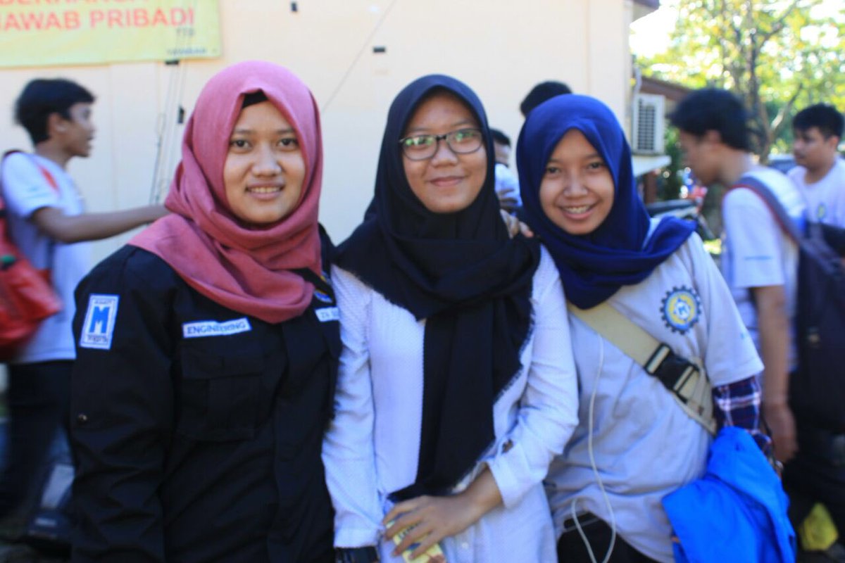 Can't you see.? How beautiful our Queen is?
Syarifah - Niken - Ikhtiari
#HIMAMesinUNPAM #Optimis