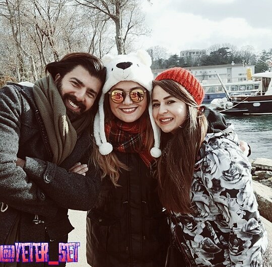 yeter_set's tweet photo. Setten yeni ve çok tatlı bir fotoğraf 😍😍🎬🎬 @edadilsizoglu @CenkTorun @yeterdizisitv https://t.co/kRHOEN3hle