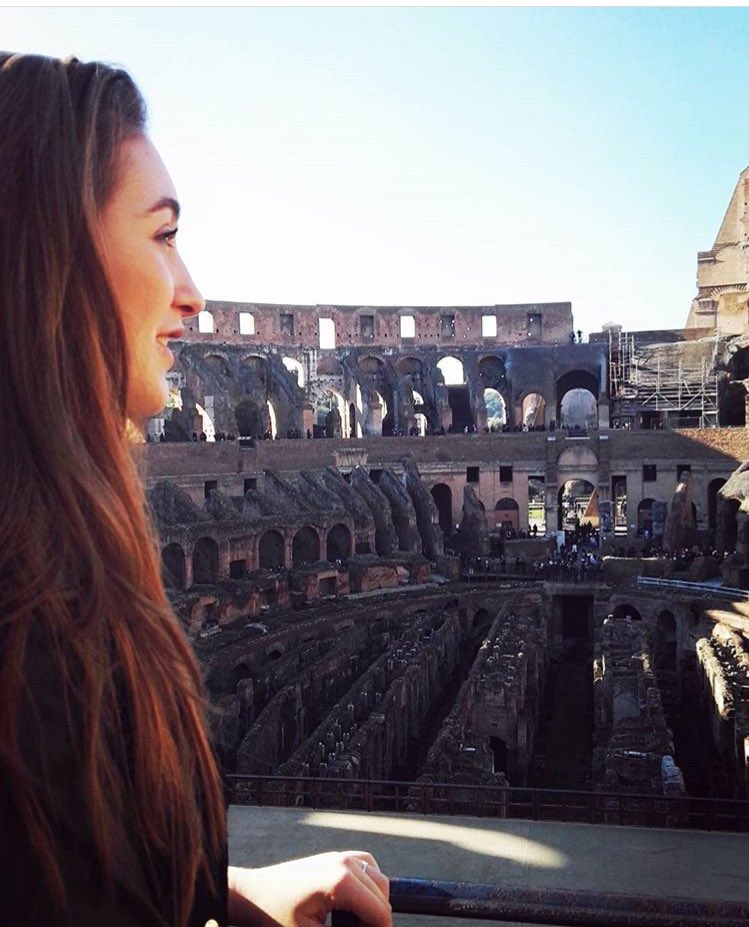 Na de wedstrijd kan je gelijk nog even wat cultuur snuiven. Toch, <a href="/imkevanderaar/">Imke van der Aar</a>? 🇮🇹🏟