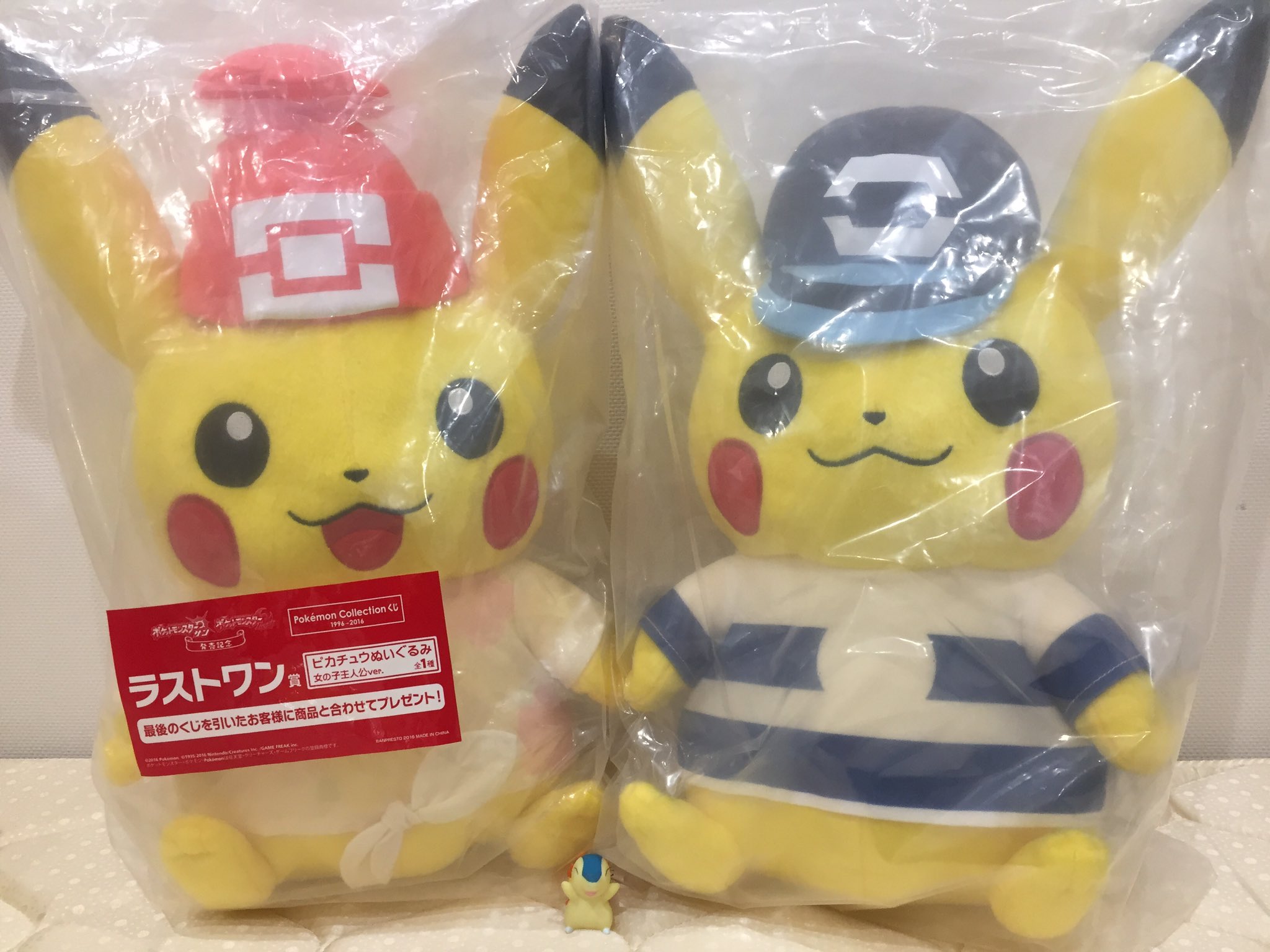 تويتر ヒノッチ على تويتر サンムーン発売記念 ポケモンコレクションくじ1996 16ゲットだぜo Y サンムーン主人公衣装のピカチュウ ２匹とも表情が違くしっぽも女の子はハート型なんですきゃわわわわ 歴代旅の仲間たちがテーマなので