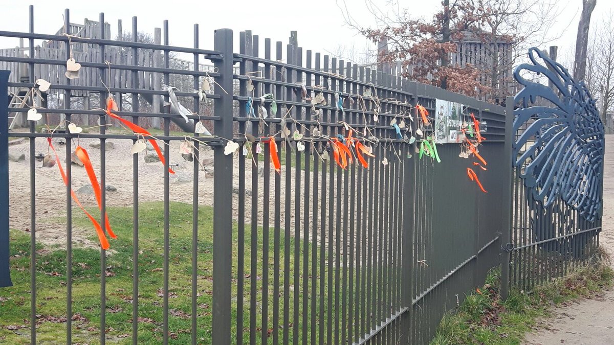 Woorden van liefde en gemis achtergelaten aan het hek van de Bosspeeltuin bij <a href="/Anafora_Utrecht/">Anafora</a> 
Daartussen zelfs nog lintjes van vorig jaar.