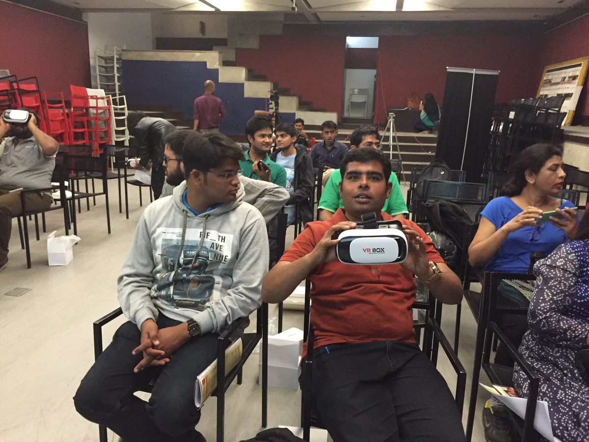 creativeyatra's tweet image. #VRworkshop .. Participsnts experiencing VR for first time.... @traVRseStudios #GujLitFest2016 #CYatGLF2016