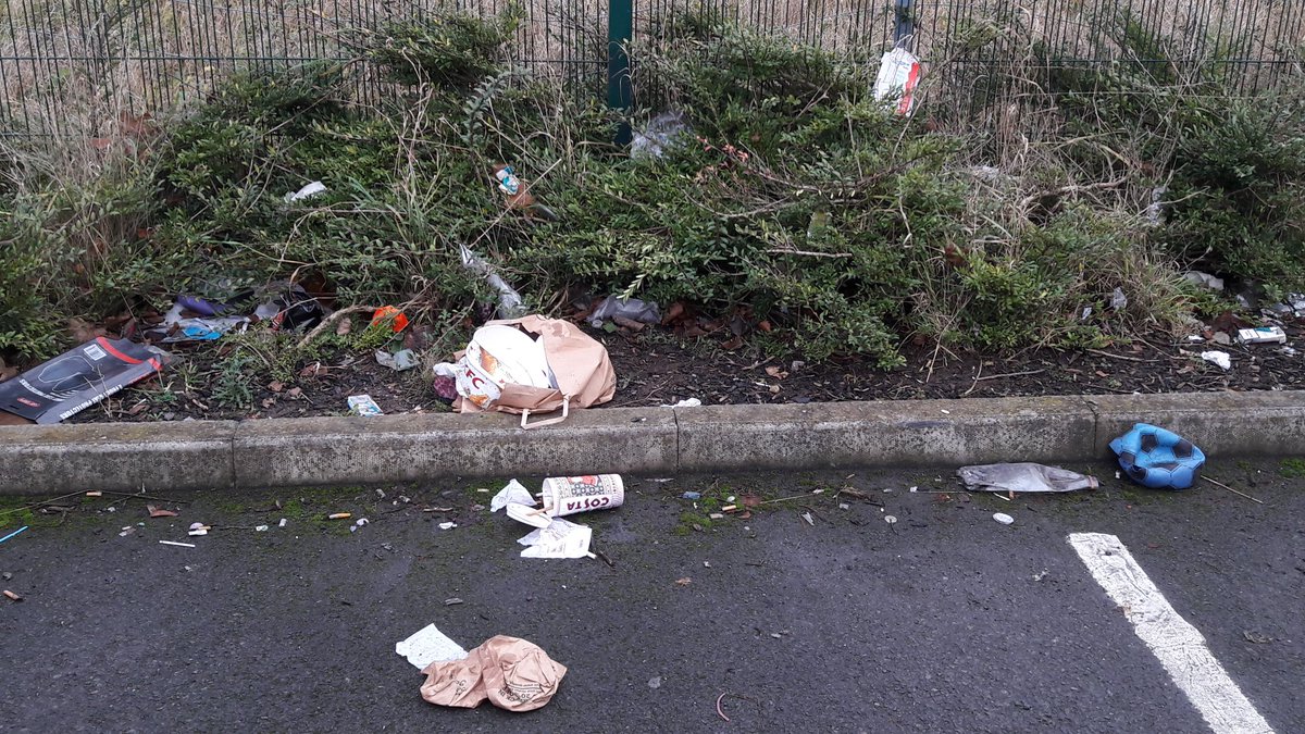 dblake76's tweet photo. @Mark_Spencer popped to Ashgate retail park in Hucknall with my young daughter.  Rubbish everywhere, total disgrace.  Who is responsible? https://t.co/S9G1StifPh