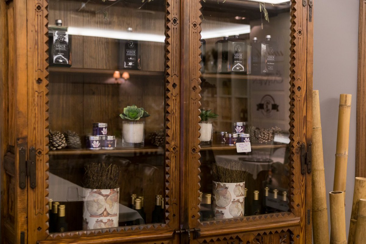 PymolSelection's tweet photo. Ya podéis encontrar en nuestra tienda el exquisito Aceite Verde Esmeralda Virgen Extra Edición Premium (100% picual) y Azafrán UMAH Foods. https://t.co/MpIpr6MrCX