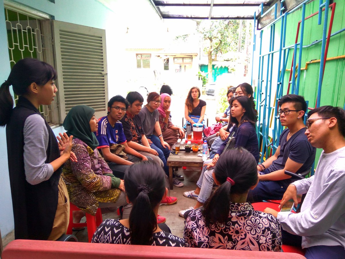 greenerationid's tweet photo. Memperkenalkan Greeneration Indonesia kpd teman-teman yg tergabung dlm I-green Project @AIESECBANDUNG. #GInfo https://t.co/jk9svnGJW5