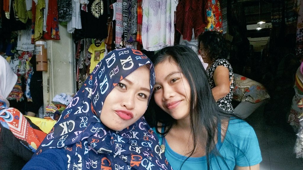 saputraarzkii's tweet photo. Makasih syg udah ditemenin belanjaaa buat oleh2 @febry_aurellia abaikan mata panda.y https://t.co/GqIRXR1bfn