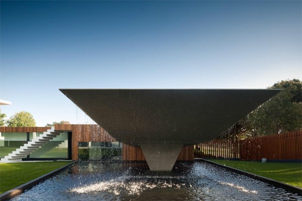 Mirad la piscina de esta casa, parece una fuente, se encuentra en un campo de golf de Algarve (Portugal).
¿Verdad que es impresionante?